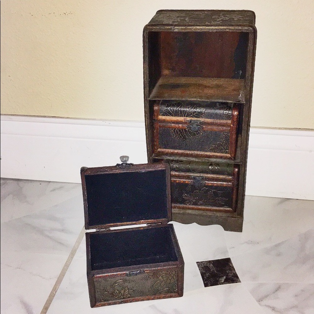 Small vintage jewelry box